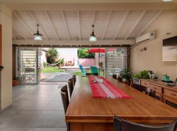 Casa · 142m² · 4 Ambientes · 1 Cochera · Venta de Casa 4 Ambientes en Temperley con Gran Parque