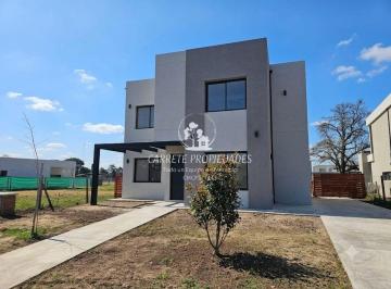Casa de 5 ambientes, Pilar · Casa en Venta de 5 Ambientes con Pileta y Fondo a Verde. Barrio Santa Elisa. Pilar