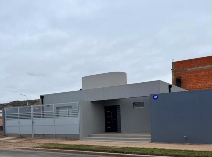 Casa · 100m² · 3 Ambientes · 2 Cocheras