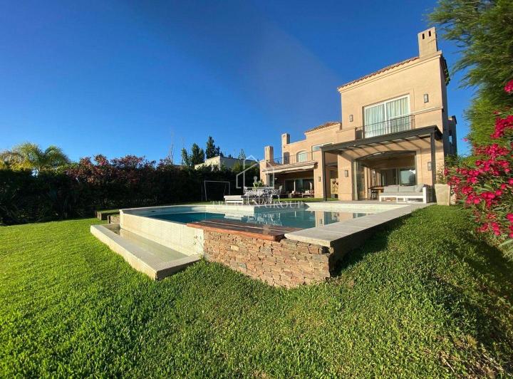 Casa · 300m² · 6 Ambientes · 2 Cocheras