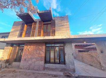Casa · 147m² · 4 Ambientes · 1 Cochera · Casa en Venta - 2/3 Dorm., 2 Baños - Apta Credito en Carril Cervantes