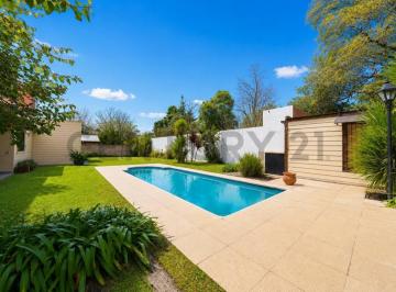 Casa · 210m² · 5 Ambientes · 3 Cocheras · Casa de 5 Ambientes con Pileta, Quincho y Jardín Parquizado en Marcos Paz
