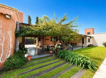 Casa · 210m² · 5 Ambientes · 3 Cocheras · Casa de 5 Ambientes con Pileta, Quincho y Jardín Parquizado en Marcos Paz