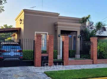 Casa · 84m² · 3 Ambientes · 1 Cochera · Venta Casa Tres Ambientes Pileta Apto Crédito
