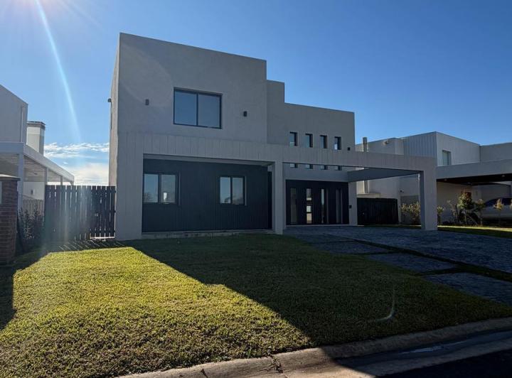 Casa · 311m² · 6 Ambientes · 6 Cocheras