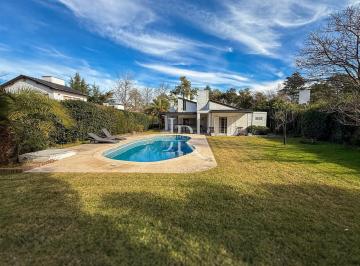 Casa · 876m² · 5 Ambientes · 2 Cocheras · Hermoso Lote Al Golf Casa a Refaccionar!