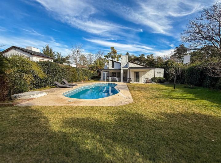 Casa · 876m² · 5 Ambientes · 2 Cocheras