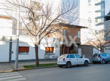 Casa · 175m² · 6 Ambientes · 1 Cochera · Venta - 2 Casas de 2 Dorm. - Centro - Nqn