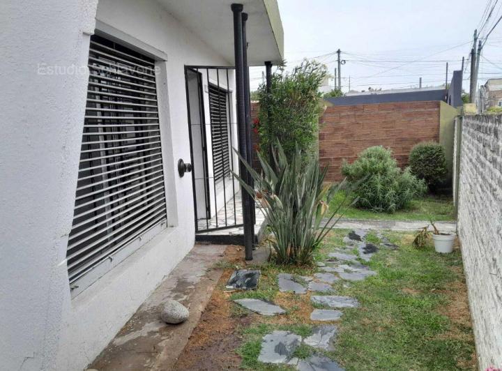 Casa · 80m² · 4 Ambientes · 2 Cocheras