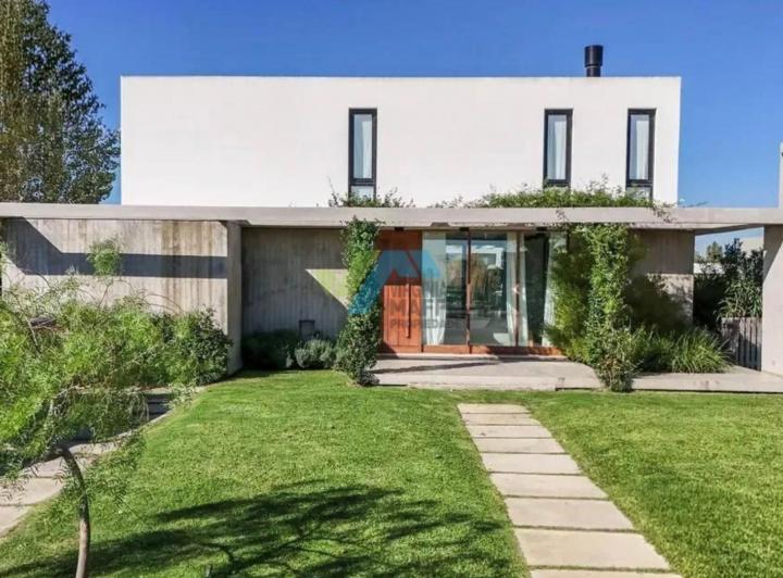 Casa · 170m² · 4 Ambientes · 2 Cocheras