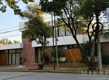 Casa · 280m² · 4 Ambientes · 4 Cocheras · Muy Linda Casa en Venta en Barrio Las Carreras.