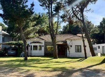Casa · 250m² · 4 Ambientes · Casa Chalet en Alq. Temporario en Costa Esmeralda, Costa Atlántica, Buenos Aires