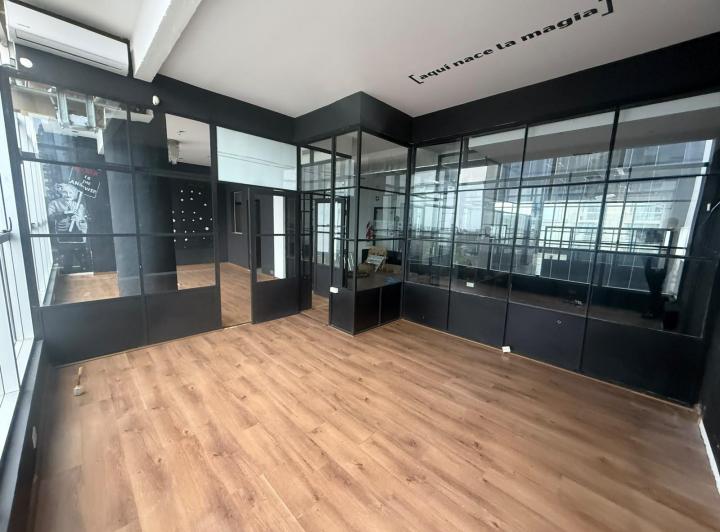 Oficina comercial · 170m² · 6 Ambientes · 2 Cocheras