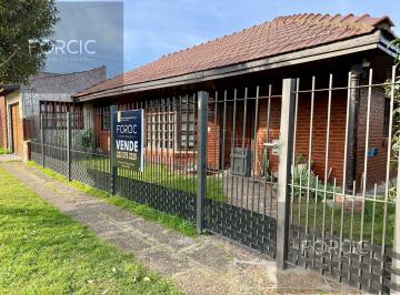 Casa · 180m² · 4 Ambientes · 2 Cocheras · Casa en Los Pinares