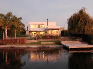 Casa · 257m² · 7 Ambientes · 4 Cocheras · Casa en Venta a La Laguna en La Isla