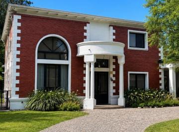 Casa · 217m² · 5 Ambientes · 2 Cocheras · Casa en Venta Campos de Alvarez 5 Ambientes