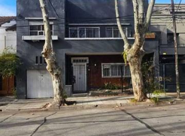 Casa · 190m² · 6 Ambientes · 1 Cochera · Casa 7 Ambientes en 3 Plantas - con Mucho Potencial Para Poner en Valor y Ubicación Ideal