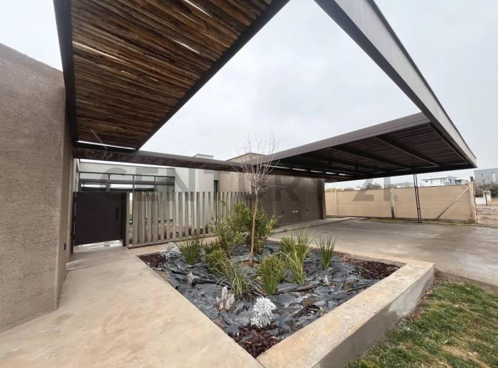 Casa · 216m² · 7 Ambientes · 2 Cocheras