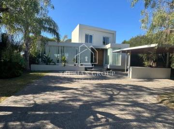 Casa · 400m² · 4 Ambientes · 1 Cochera · Casa en Venta en San Agustín, Villanueva, Tigre