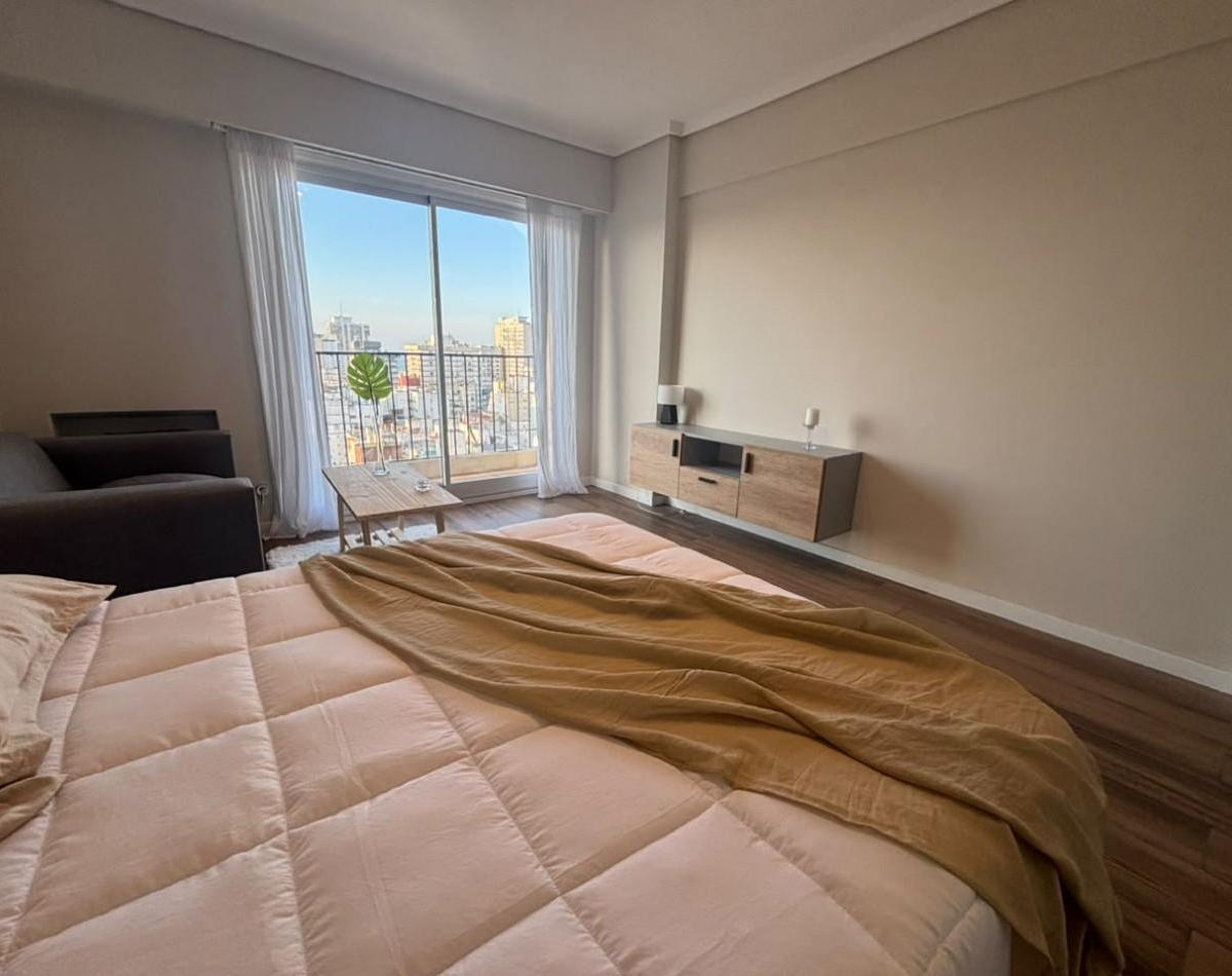 Monoambiente con balcón saliente, vista panorámica a la ciudad y al mar