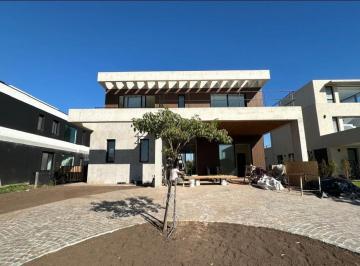 Casa · 465m² · 6 Ambientes · Exclusiva Casa Al Río con Muelle Propio en Venta - 5 Dorm., Piscina Climatizada y Vistas Abier