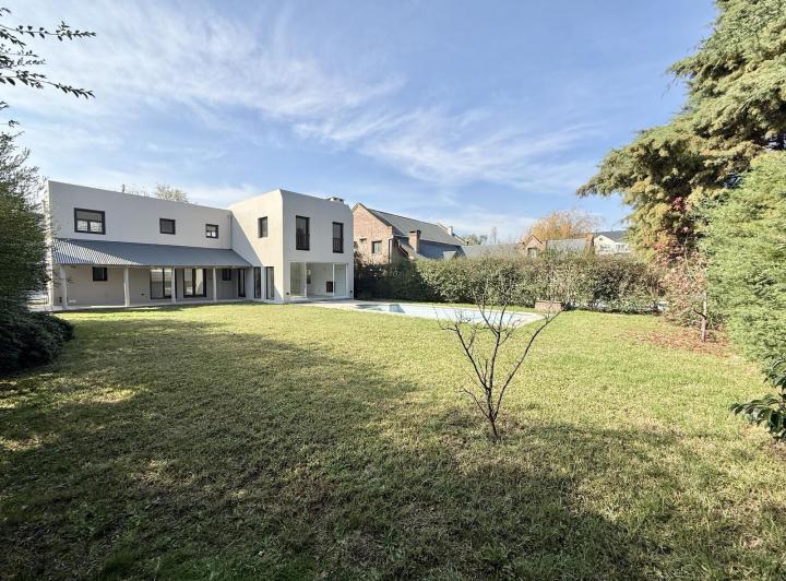 Casa · 210m² · 5 Ambientes · 3 Cocheras