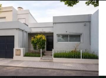 Casa · 125m² · 4 Ambientes · 1 Cochera · Casa 2 Dorm. en Venta La Loma