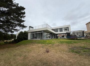Casa · 234m² · 5 Ambientes · 2 Cocheras · Casa de en Venta Arenas del Sur