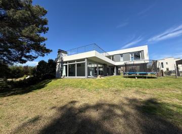 Casa · 234m² · 5 Ambientes · 2 Cocheras · Casa de en Venta Arenas del Sur