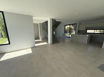 Casa · 200m² · 5 Ambientes · 2 Cocheras · Casa a Estrenar en Venta en Barrio Privado "Las Golondrinas"