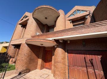 Casa · 200m² · 6 Ambientes · 3 Cocheras · Importante Casa a La Venta en Merlo