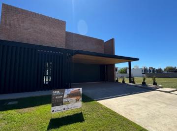 Casa · 360m² · 3 Dormitorios · 2 Cocheras · Casa en Distrito Sur