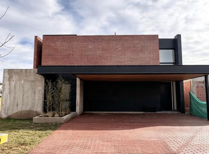 Casa · 360m² · 3 Dormitorios · 2 Cocheras