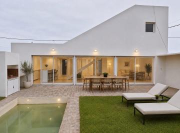 Casa · 115m² · 6 Ambientes · 1 Cochera · Casa en Venta 3 Dorm. con Piscina