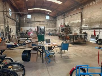 Bodega-Galpón · 260m² · Galpon en Venta + Casa, Oficinas y Local Comercial