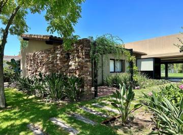 Casa · 220m² · 4 Ambientes · 1 Cochera · Casa en Venta en Santa Barbara, Tigre, G. B. a. Zona Norte