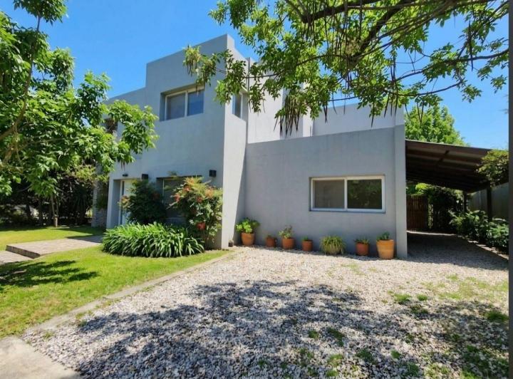 Casa · 233m² · 5 Ambientes · 4 Cocheras
