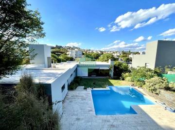 Casa · 450m² · 6 Ambientes · 4 Cocheras · 1 Planta - 4 Dorm. - Calef. Centr - 450 m² Cubiertos