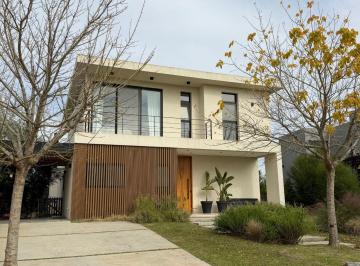 Casa · 235m² · 5 Ambientes · 2 Cocheras · Venta Casa 5 Ambientes Puertos Acacias con Pileta