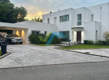 Casa · 332m² · 6 Ambientes · 2 Cocheras · Casa en Venta en Mayling Cc, Pilar, G. B. a. Zona Norte