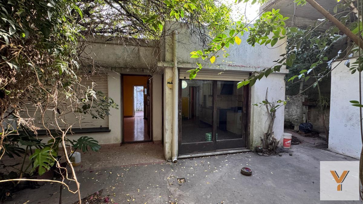 Casa 2 dorm, 210m² con cochera para 4 autos — Almirante Brown
