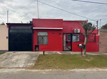 Casa · 121m² · 4 Ambientes · 1 Cochera · Casa 4 Amb en Venta con Parque Cochera Platanos