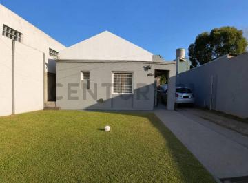 Casa · 100m² · 3 Ambientes · 2 Cocheras · Casas en Venta en City Bell, 2 Dorm. con Pileta y Quincho