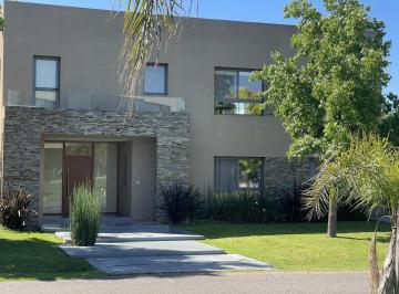 Casa · 270m² · 5 Ambientes · 2 Cocheras · Casa en La Lomada de Pilar