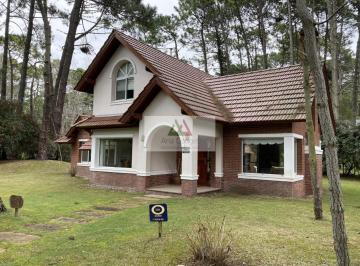 Casa · 140m² · 4 Ambientes · Muy Linda Casa en Magnifico Entorno de Bosque Cerca del Mar