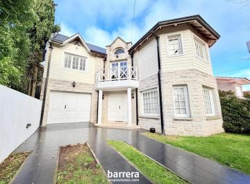 Casa · 230m² · 4 Ambientes · Importante Chalet 5 Amb a m del Parque Primavesi - Impecable Estado