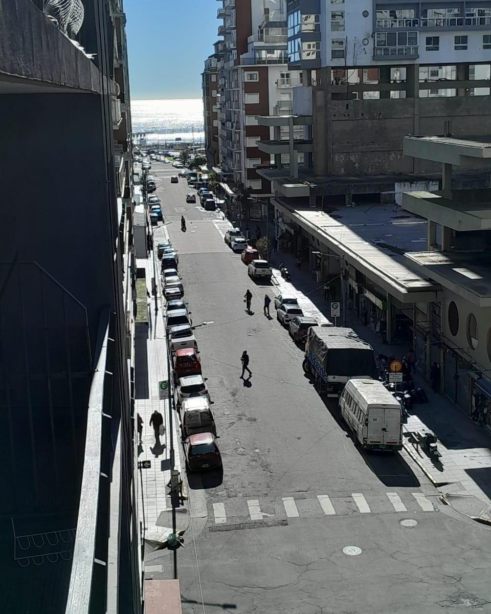 Departamento de dos ambientes con dependencia de servicio. Externo con balcon Y espacio de cochera.