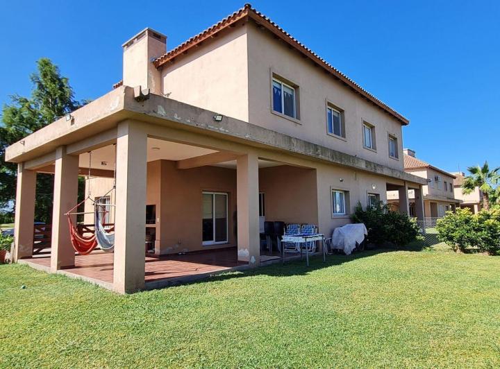 Casa · 109m² · 8 Ambientes · 1 Cochera