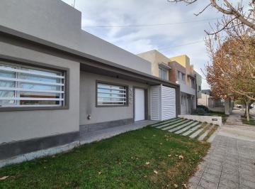 Casa · 185m² · 3 Ambientes · 1 Cochera · Casa en Alquiler Nivel Gerencial con Pieleta