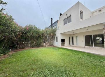 Casa · 220m² · 5 Ambientes · 1 Cochera · Casa en Venta B° Dalvian 3 Dorm.